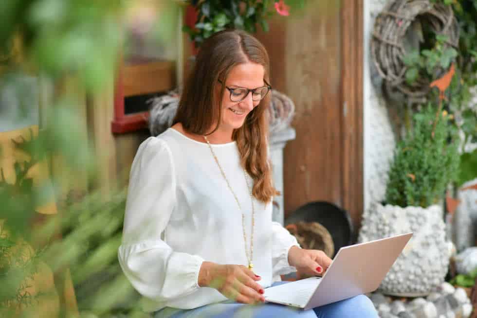 Mareile Poettering arbeitet draußen am Laptop – persönliche & direkte Kontaktaufnahme für individuelles Outdoor-Coaching und Mentoring Programme