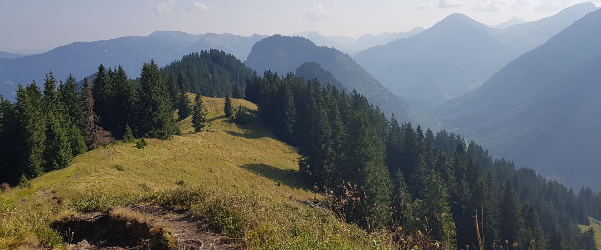Heimkommen in der Natur – psychologische Einzelbegleitung für innere Ruhe Weite Berglandschaft mit Weg – Symbol für innere Stille, Klarheit und Naturverbundenheit