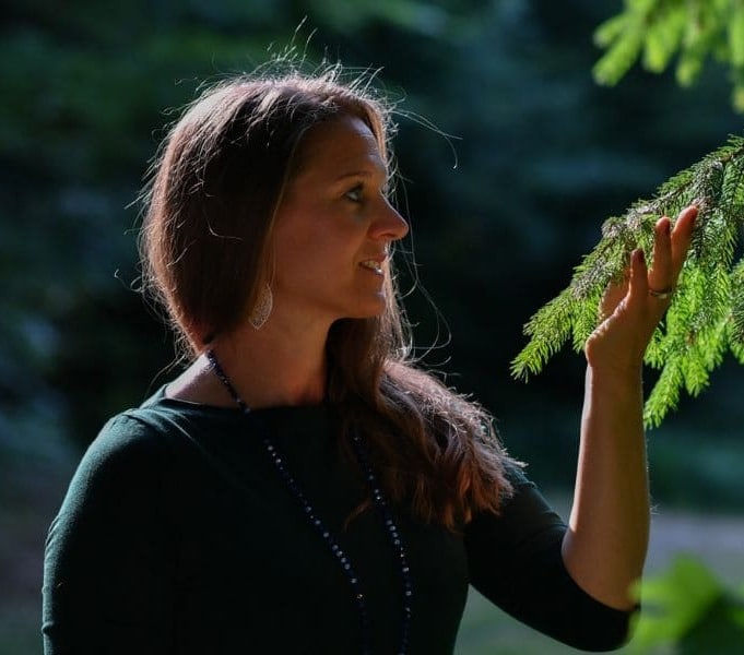 Mareile Poettering – psychologische Einzelbegleitung für Frauen und Männer in der Natur. Porträt einer Frau, die still und verbunden einen Zweig berührt.