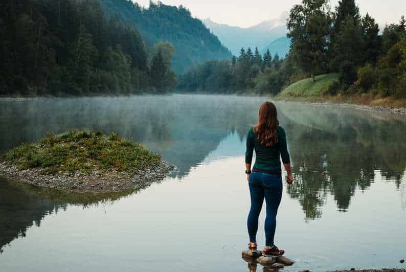 Mareile Poettering steht ruhig am Wasser – Symbol für innere Klarheit und Selbstverbundenheit.