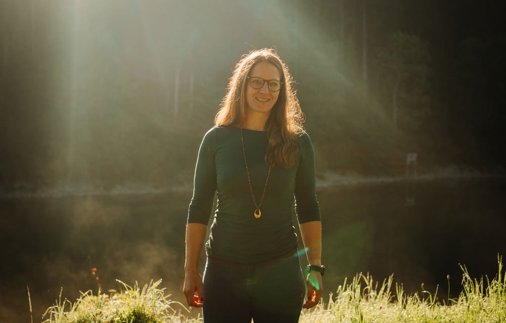 Mareile Poettering, Diplom-Psychologin, im Sonnenlicht am Waldrand – psychologische Begleitung mit Tiefe und Klarheit.