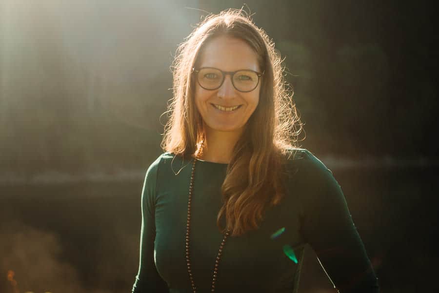 Mareile Poettering – Psychologische Begleitung mit Klarheit und Tiefe Mareile Poettering, Diplom-Psychologin und Mentorin, im warmen Licht in der Natur – ruhiges, authentisches Porträt