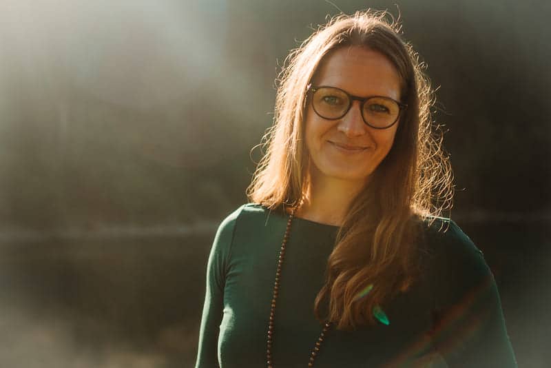 Mareile Poettering - Psychologische Einzelbegleitung Mareile Poettering, Diplom-Psychologin, steht im Sonnenlicht und blickt ruhig in die Kamera – sie begleitet Menschen psychologisch fundiert, klar und menschlich tief.