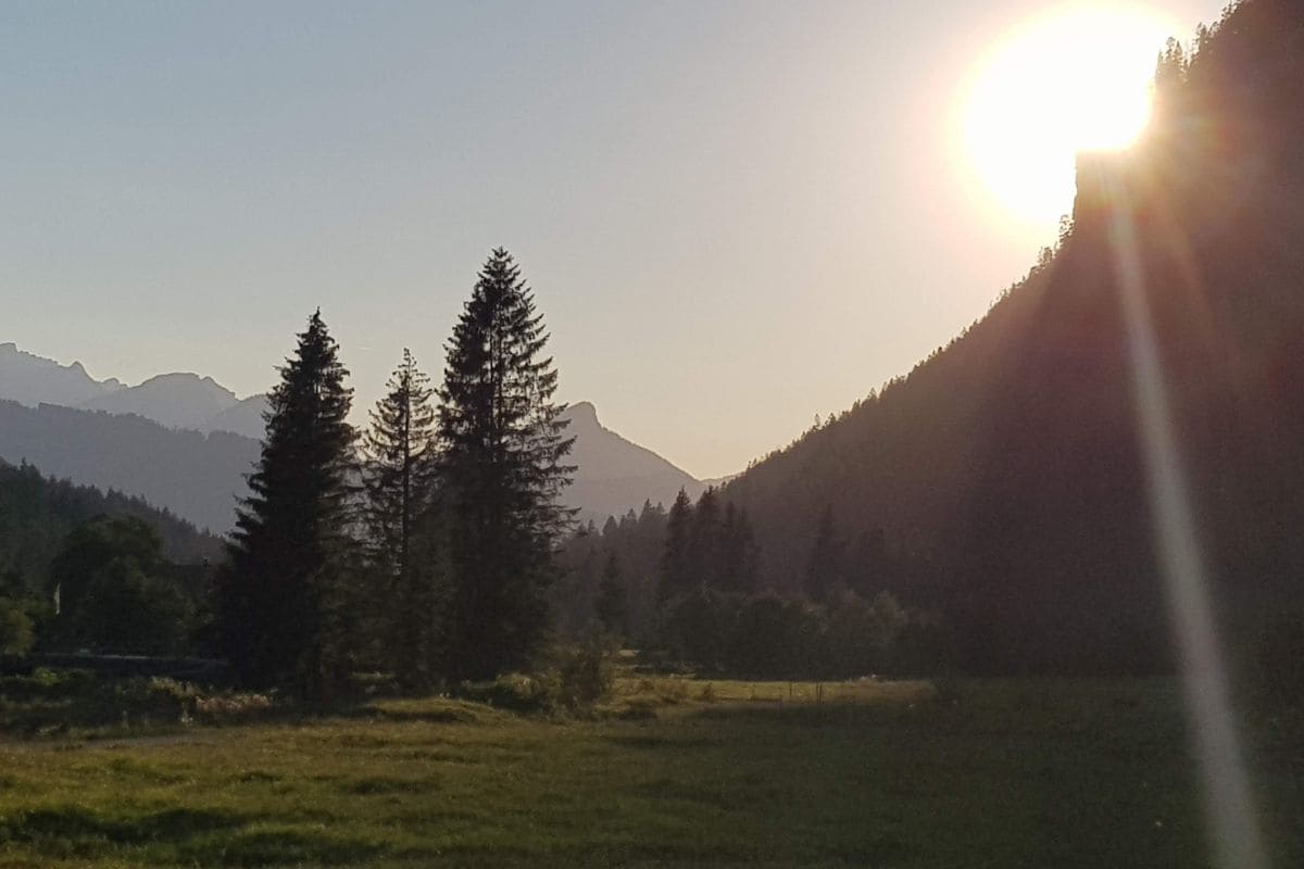 Sonnenaufgang über einer ruhigen Berglandschaft im Allgäu – Symbol für Orientierung und innere Klarheit.