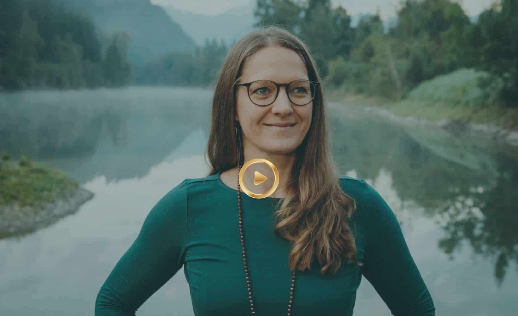 Mareile Poettering, Diplom-Psychologin, bei einem See im Allgäu