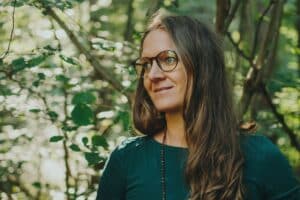 Mareile Poettering in einem ruhigen Wald, psychologische Begleitung für Frauen auf dem Weg zu mehr Klarheit und Selbstverbundenheit.