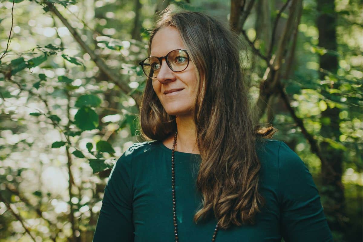 Mareile Poettering in einem ruhigen Wald, psychologische Begleitung für Frauen auf dem Weg zu mehr Klarheit und Selbstverbundenheit.