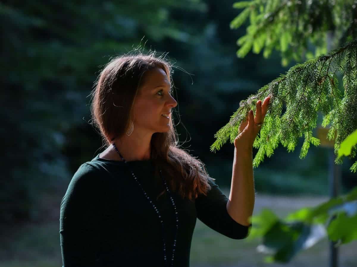 Mareile Poettering in einer Waldlandschaft im Allgäu.
