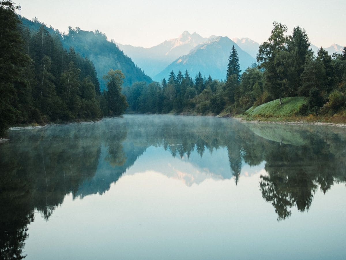 Sonnenaufgang über einer ruhigen Berglandschaft im Allgäu – Symbol für Orientierung und innere Klarheit.